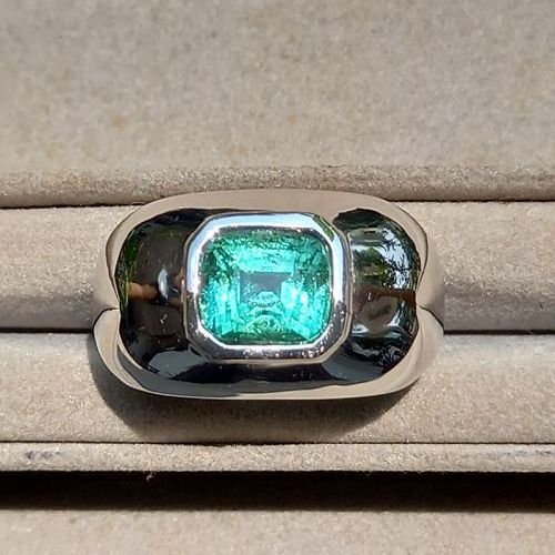 A Large Silver Ring set with 1 Neon TOURMALINE