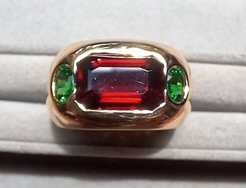 18K. Gold Ring set with 1 Rhodolite and 2 Tsavorites