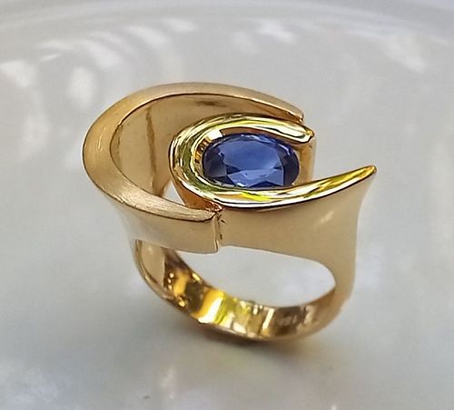 Avant Garde 18 K. Gold Ring set with 1 Genuine Blue Ceylon Sapphire