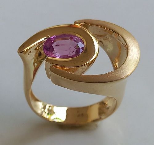 Avant Garde 18 K. Gold Ring set with 1 Genuine Pink Ceylon Sapphire