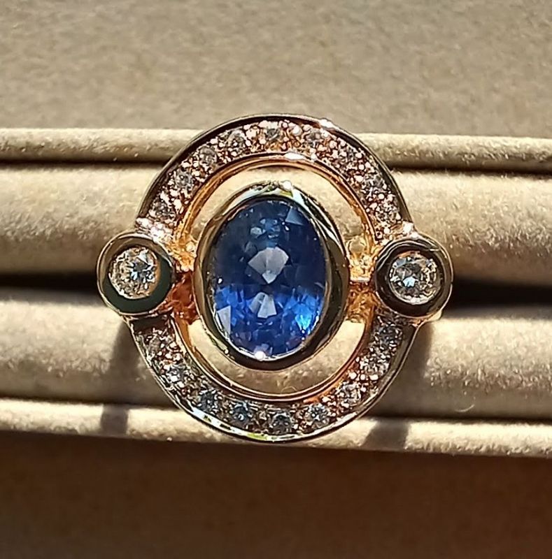 A FINE GENUINE 18K. GOLD  SKY BLUE SAPPHIRE &amp; GENUINE DIAMOND RING