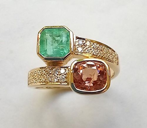 A refined and beautiful 18K. GOLD RING with SPINEL/EMERALD/DIAMOND