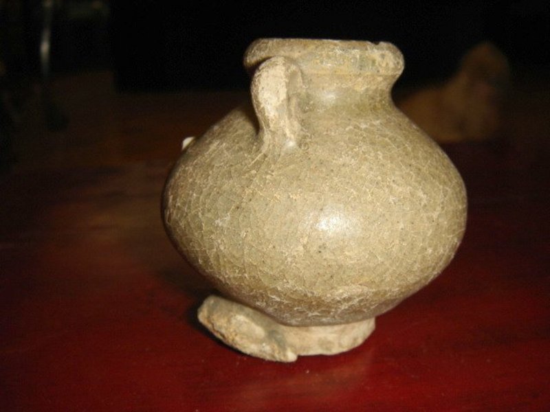 Craquele Green SONG DYNASTY Celadon Pot with loops, pre 1492