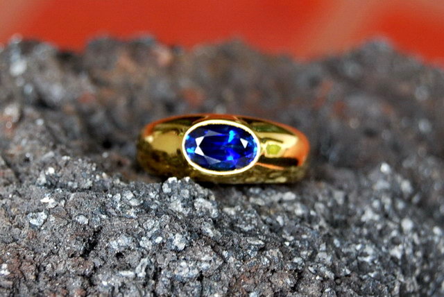 Large Ceylon Cornflower Blue Sapphire Ring 18K.
