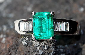 18K White Gold Ring set with an Emerald & 6 Diamonds