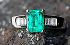 18K White Gold Ring set with an Emerald & 6 Diamonds