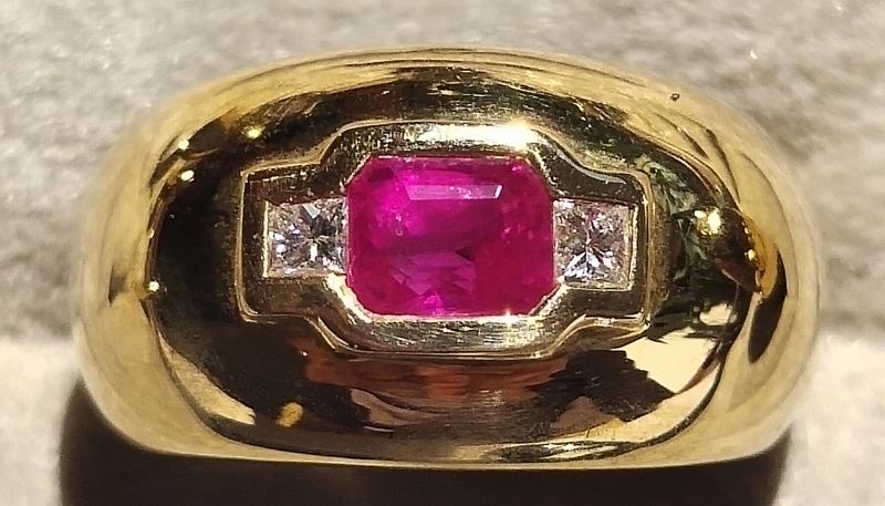 Burmese Ruby and Diamond Ring Solid 18K.