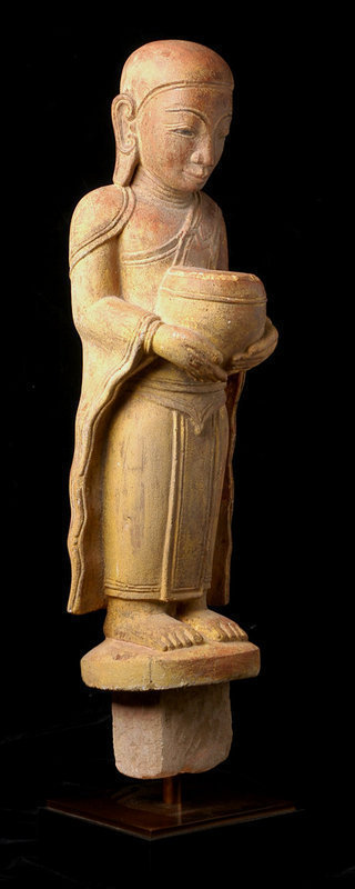 Extremely rare standing sandstone AVA Disciple, 15th C.