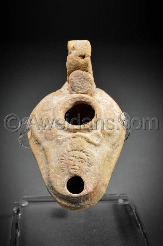 Roman Beit-Natif oil lamp depicting a face, 400 AD