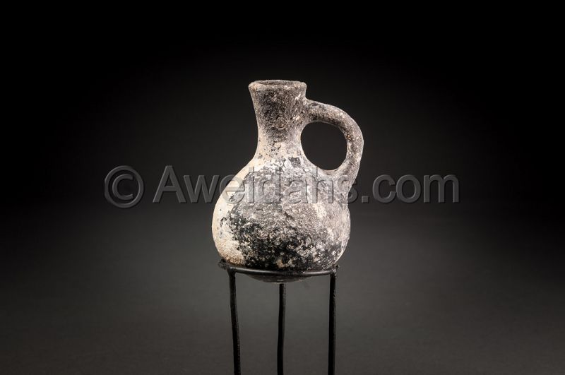 Ancient biblical Iron Age pottery oil juglet, 1000 BC