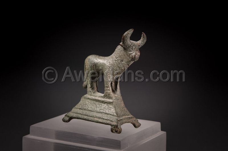 ANCIENT ROMAN BRONZE FIGURE OF A STANDING BULL, 100 AD