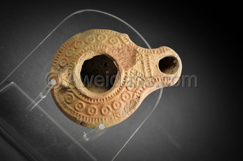 Roman highly decorated terracotta oil lamp, 300 AD