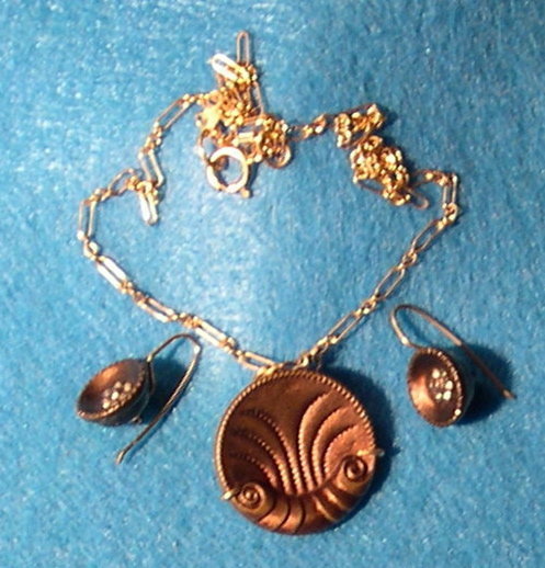 Victorian Tinted Shell Metal Button Necklace Earring
