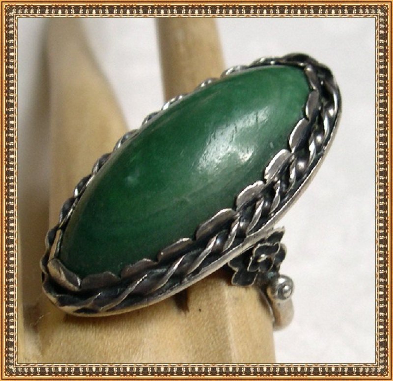Vintage Unmarked Sterling Silver Ring Green Stone Bold