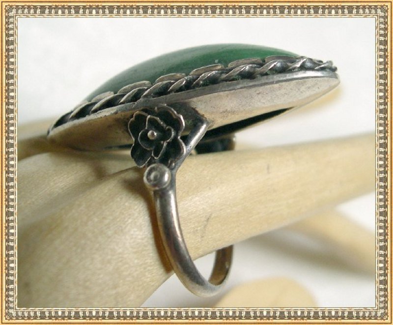 Vintage Unmarked Sterling Silver Ring Green Stone Bold
