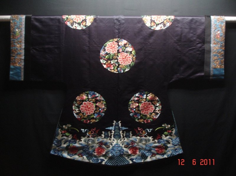 Antique Chinese Embroidered dark  blue Silk Surcoat