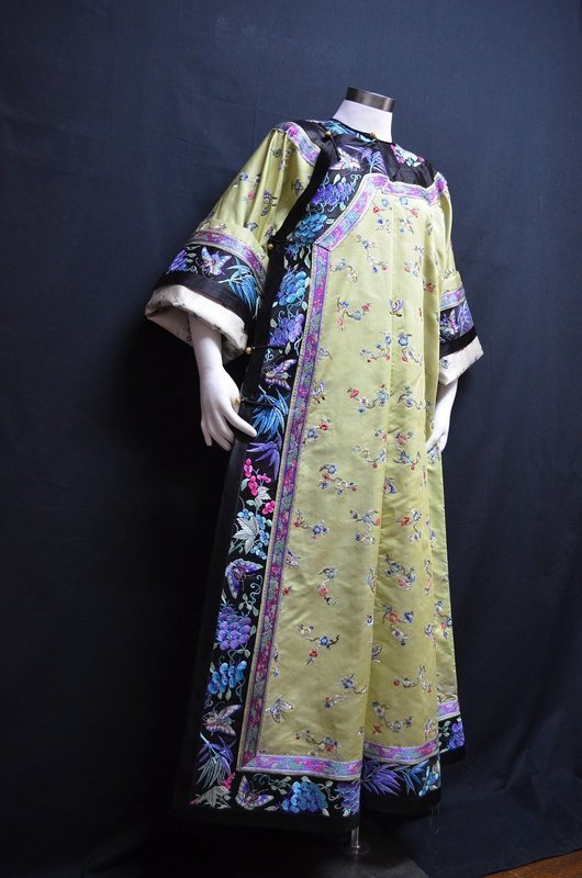 Antique Chinese embroidered silk robe -Manchu Changfu 2