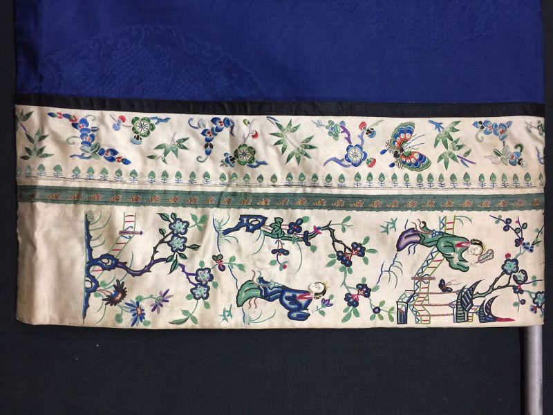 Antique Chinese embroidered blue silk robe - Roundels &amp; Peking Stitch
