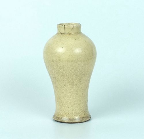 A Chinese crackle glazed vase, Ming to C18th