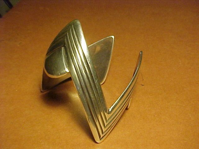 NAVAJO KENNETH BEGAY WHITE HOGAN MODERNIST STERLING CUFF