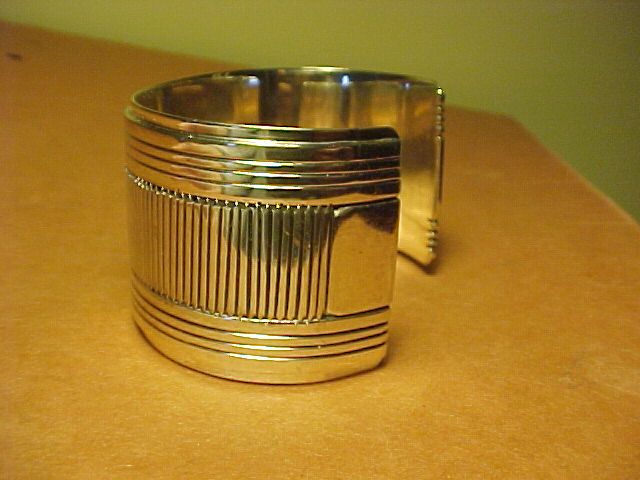 VINTAGE NAVAJO GIBSON NEZ STERLING CUFF WITH CHISELING