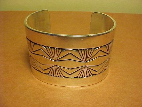 VINTAGE NAVAJO GIBSON NEZ STERLING CUFF WITH CHISEL WORK