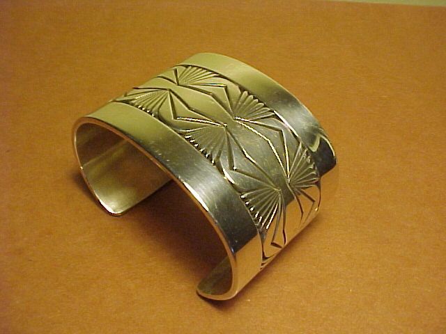 VINTAGE NAVAJO GIBSON NEZ STERLING CUFF WITH CHISEL WORK