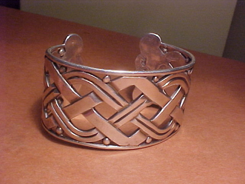 HECTOR AGUILAR INTERTWINED CURVING X BRACELET