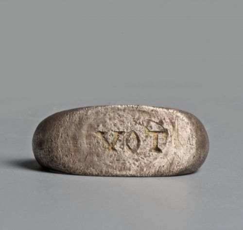 Roman silver ring with VOT inscription