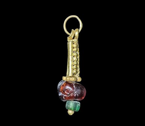 Roman gold pendant with garnet and green stone