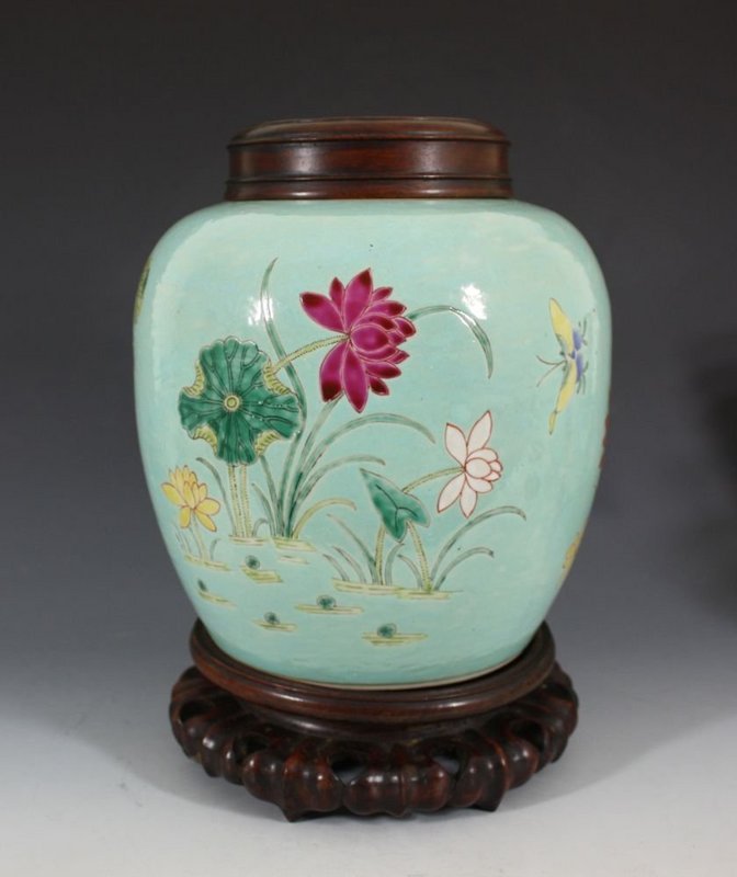FINE CHINESE TURQUOISE GROUND FAMILLE ROSE JAR 19thC