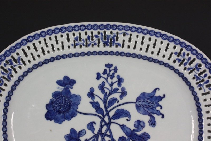 FINE CHINESE BLUE AND WHITE RETICULATED DISH QIANLONG