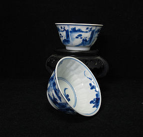 A PAIR OF KANGXI PERIOD BLUE AND WHITE LANDSCAPE CUPS