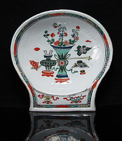 18TH C KANGXI FAMILLE VERTE / WUCAI SHELL FORM DISH