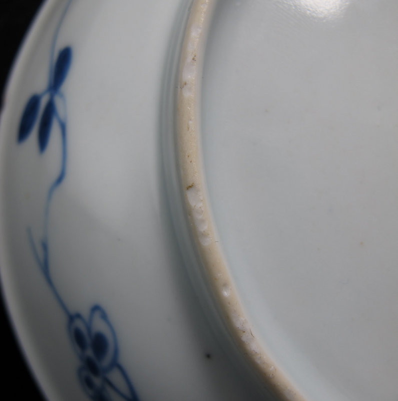 18TH C KANGXI BLUE AND WHITE FIGURAL PORCELAIN DISH