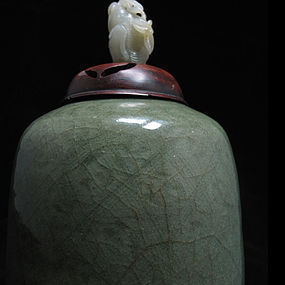 16TH C MING LONGQUAN CELADON INCISED VASE