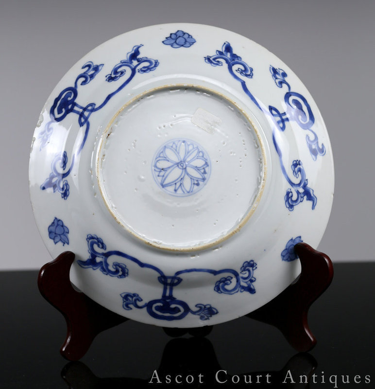 18TH C KANGXI BLUE AND WHITE HIBISCUS FLORAL PLATES