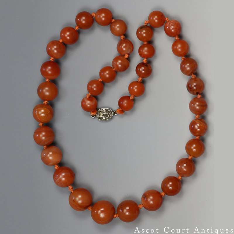 1920S REPUBLIC CARNELIAN / RED AGATE BEADED NECKLACE
