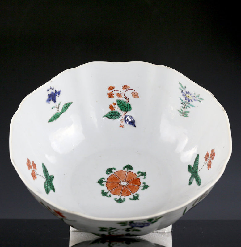 Large 18th c Kangxi Famille Verte / Wucai Lobed Floral Bowl