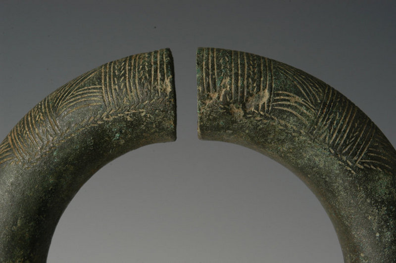Dong Son Bronze Bangle with Decorative Lines