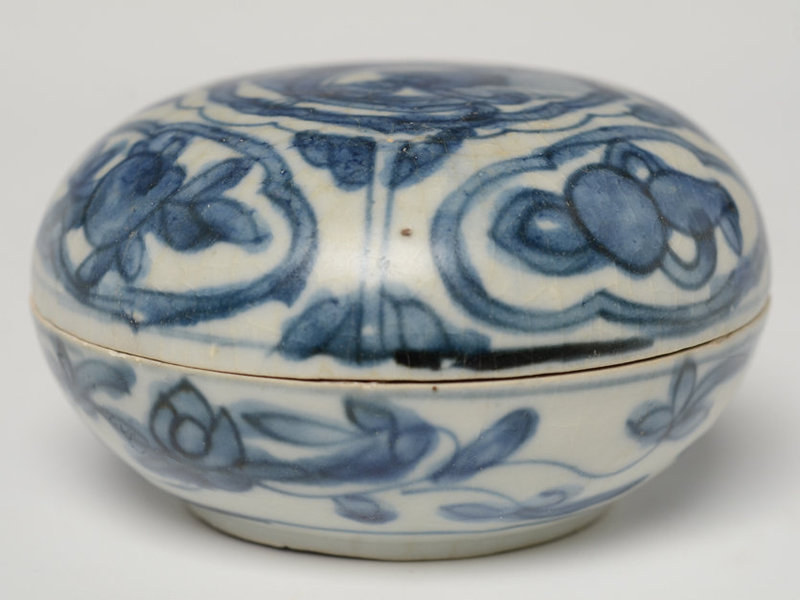 16th Century, Ming, Chinese Porcelain Blue and White Covered Box