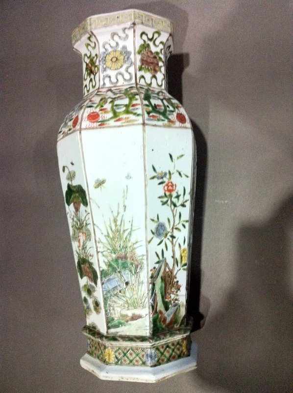 Qing famille-verte octagonally vase