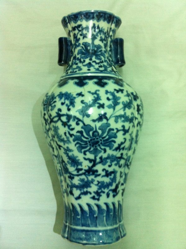 Qing blue and white porcelain lobed 'lotus' baluster va