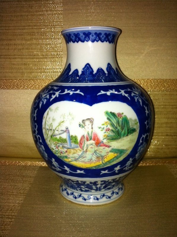 Chinese Republic period Blue &amp; white famille rose vase