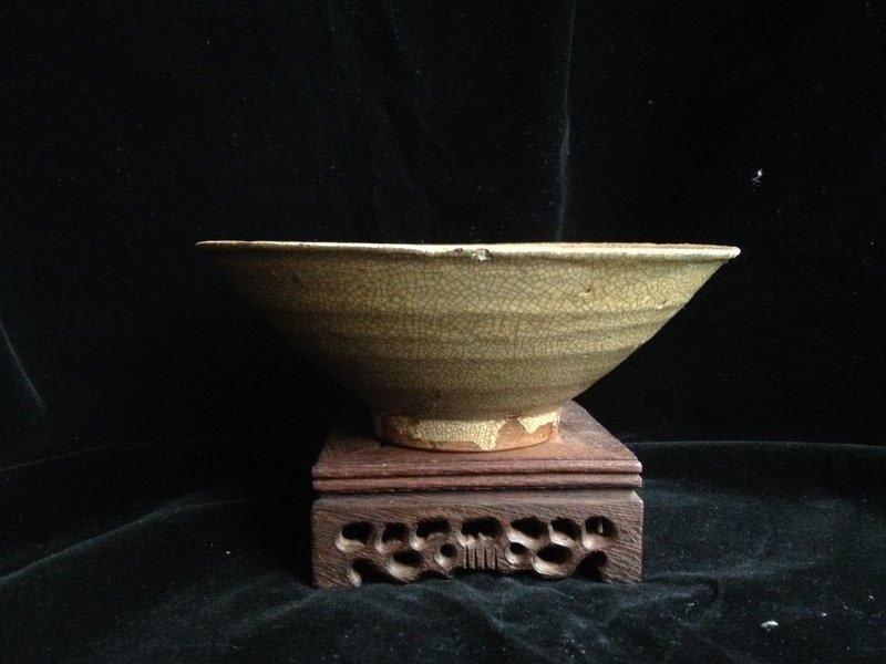 Northern Sung crackle foliate bowl