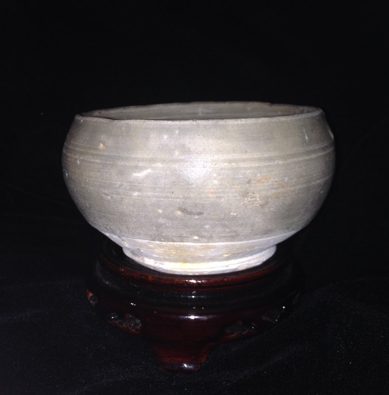 Rare Chinese Northern Song era Yue kiln celadon Alms bowl