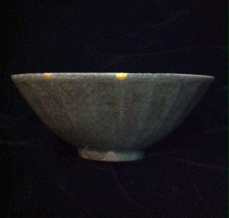 Chinese Yuan Dynasty crackle glaze celadon lotus bowl