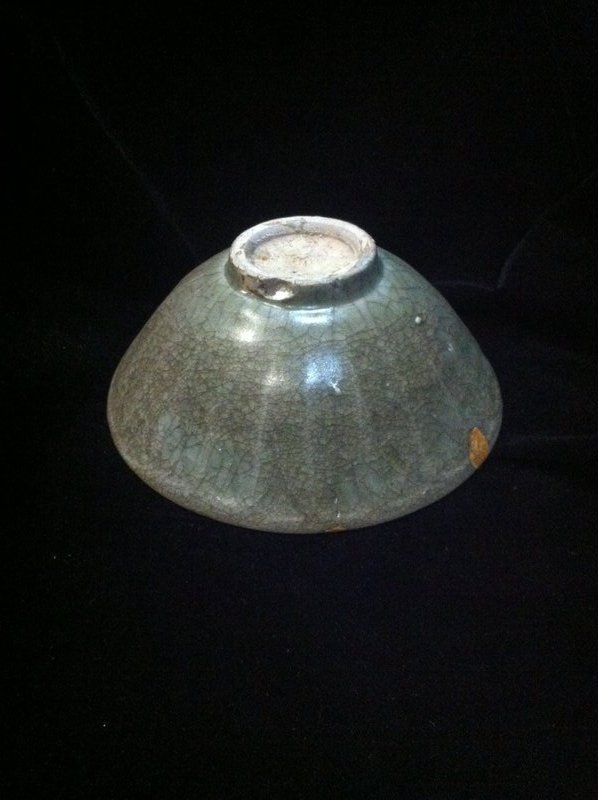 Chinese Yuan Dynasty crackle glaze celadon lotus bowl
