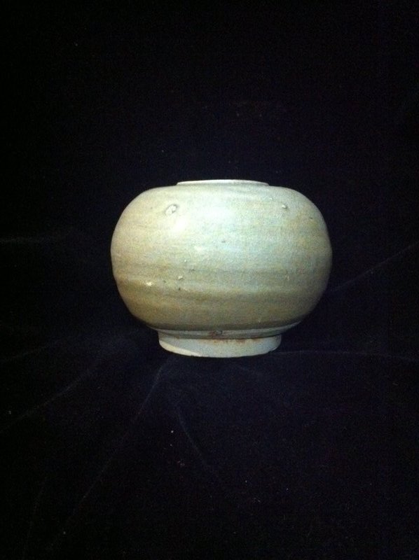 Chinese Five Dynasties to late Tang Yue Celadon brush washer