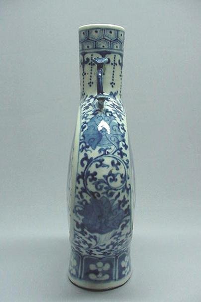 19TH CENTURY CHINESE BLUE AND WHITE CERAMIC MOON FLASK